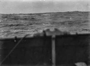 Baffin Bay : Blick über die Reling eines Schiffes auf das Meer in der Baffin Bay.
