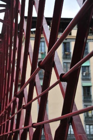 Girona - Fußgängerbrücke von Gustave Eiffel : Blick auf die Seitenverstrebungen der Fußgängerbrücke "Pont de les Peixateries Velles" über den Fluß Onyar, aufgenommen am 16. April 2012 in der Altstadt von Girona