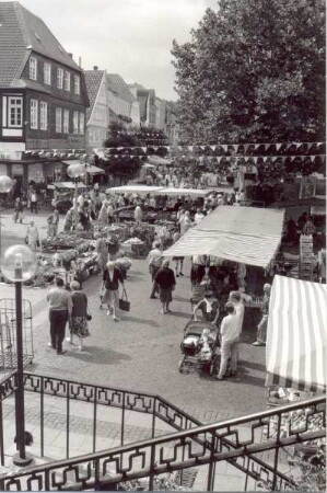 Blick von der Rathaustreppe auf den Markt. Detmold. Marktplatz