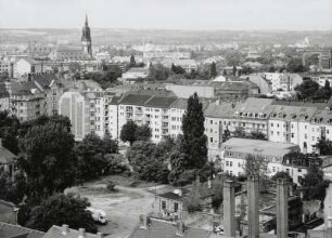 Hofseite der Wohnhäuser Rothenburger Straße. Blick vom Turm der Martin-Luther-Kirche gegen Dreikönigskirche und Hochhaus am Albertplatz