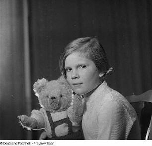 Porträt Mädchen mit Teddybär