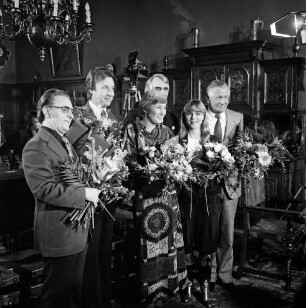 Herrenhaus [Schloss Tremsbüttel]: Verleihung des "Goldenen Bildschirms": Innenansicht: Preisträger mit Blumensträußen, darunter Sänger und Schauspieler Peter Alexander, Sängerin und Schauspielerin Cornelia Froboess sowie Naturfilmer Heinz Sielmann