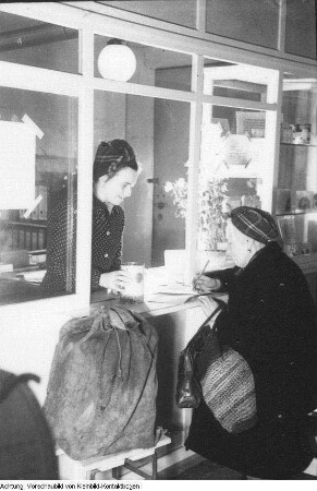Dresden, Heiligenbornstraße 20. Bezirksgeschäftsstelle der Volkssolidarität, Verteilung von Spenden, 1946