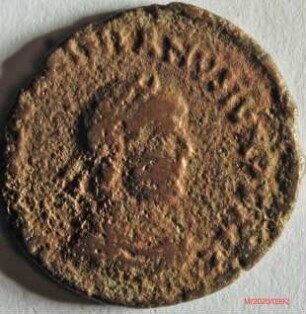 Römische Münze, Nominal Maiorina, Prägeherr Valentinian II., Prägeort Arles, Original