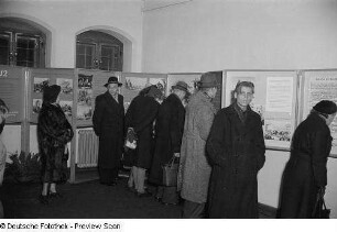Besucher vor Schautafeln