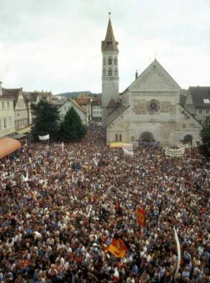 Friedensdemonstration auf dem Marktplatz in Mutlangen, Blick auf die Johanneskirche