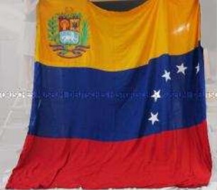 Staatsflagge Venezuelas mit Staatswappen