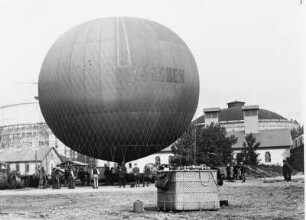 Eine Fahrt im Luftballon : Dresden-Reick. Eine Fahrt im Luftballon. Kontrolle, ob Ventil und Reißleine richtig hängen