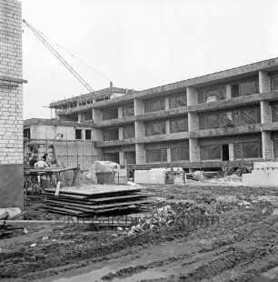 Seniorenwohnanlage Rosenhof I: Hoisdorfer Landstraße: Gebäudekomplex im Bau: Appartmenthäuser im Rohbau: davor unbefestigtes Gelände: links Stapel mit Platten: dahinter Bauarbeiter: hinten rechts Stapel mit Ziegeln
