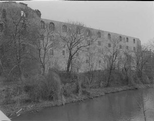 Halle (Saale), W-Flügel der Moritzburg : Halle (Saale), Moritzburg (1484-1503; C. Pflüger). W-Flügel vom Robert-Franz-Ring über den Mühlgraben