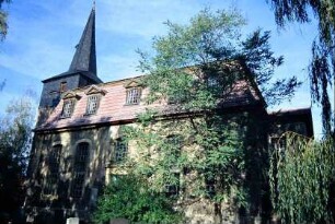 Blick auf die Kirche von Südosten durch Bäume
