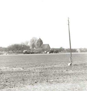 Schenkendöbern-Pinnow. Ortsteilansicht. Blick nach Nordwesten gegen die Dorfkirche (1909-1910)