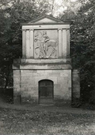 Oranienbaum-Wörlitz, Wörlitzer Park. Wallwachhaus "Zum Pferde" (F. W. von Erdmannsdorff, Relief 1947 von R. Propf wiederhergestellt)