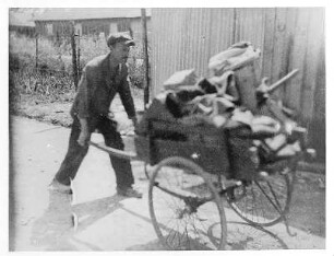 Internierungslager Gurs; Arbeiter mit Handwagen