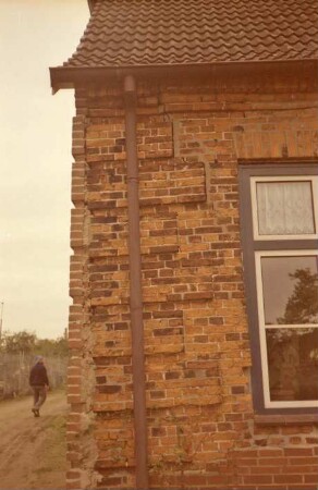 Gut: Lübecker Straße 6: ehemaliger Wirtschaftshof: Verwalterhaus: Detailaufnahme: Gebäudeecke, Fenster