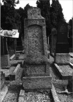 Grabstein 330 (Index: 99797154) Material: Kalkstein Zustand: Schriftplatten fehlen, sonst gut Maße HxBxT: 197x61x31 cm Beschreibung: Obelisk, getreppt. Sock/Abschl. m. Segmentbogenabschl/Schriftfelder eingetieft, Symbolik: Stern: Grabstein 330