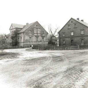 Daubitz (Rietschen-Daubitz), Dorfstraße 42. Gutshof. Straßenansicht mit Gutshaus von Nordwest