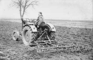 Fotografie: Bodenbearbeitungsgerät, Egge, Heckanbau, Dreipunktaufhängung
