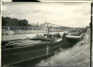 Königlich Neudorf, Lastkähne : Königlich Neudorf (Opole-Nowa Wieś Królewska/Polen). Lastkähne am Ufer der Oder. Blick gegen eine Brücke