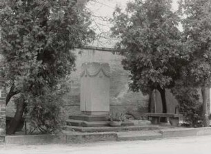 Denkmal für die Gefallenen des ersten Weltkrieges : Denkmal für die Gefallenen des ersten Weltkrieges. Stein (nach 1918). Radebeul-Altwahnsdorf