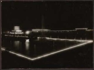 Fotoalbum: Deutsche Gartenbau- und Schlesische Gewerbe-Ausstellung (GUGALI), Liegnitz: Springbrunnen- und Wasseranlage mit Fontäne vor Weinrestaurant und Bergerhallen bei Nacht