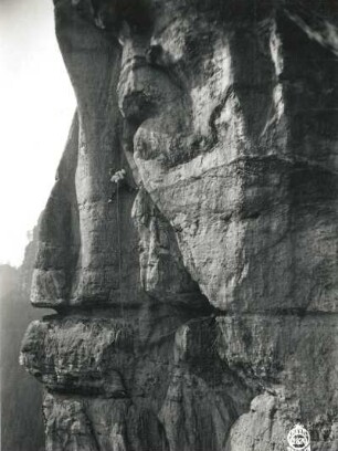 Sächsische Schweiz, Schrammsteine. Falkenstein. Seilschaft Paul Illmer am überhängenden Riß des Illmerweges (VIIc)