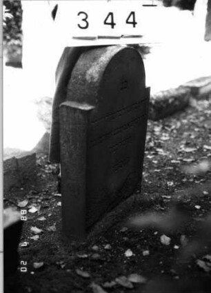 Grabstein 344 (Index: 100094687) Material: Sandstein Zustand: unten abgeblättert Maße HxBxT: 69x46x11 cm Beschreibung: Stele, eingezogener Rundbogenabschluß: Grabstein 344