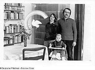 Familie Sch./P. (Lehrerin/Lektorin, Lehrer/Lektor) im Wohnzimmer
