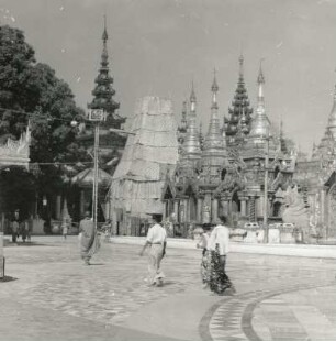 Myanmar (Burma), Rangoon (Rangun). Vor der Shwe-Dagon-Pagode (14. Jahrhundert)