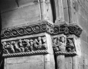 Freiburg im Breisgau. Münster Unser Lieben Frauen. Portal (um 1200). Rechte Seite. Fries "Ein Mönch lehrt den Wolf das Alphabet"