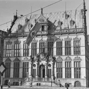Der Schütting in Bremen, Haus der Kaufmannsgilde, mit Hakenkreuzfahne