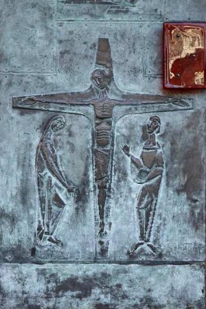 Eingangstür mit drei Reliefs — Christus am Kreuz