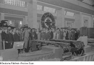 Besucher an einem Ausstellungsobjekt in der sowjetischen Ausstellungshalle (Sowjetischer Pavillon)
