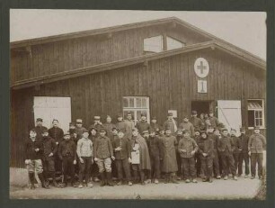 Ca. vierzig Kriegsgefangene stehend vor Krankenstation des Kriegsgefangenenlagers Ludwigsburg-Eglosheim