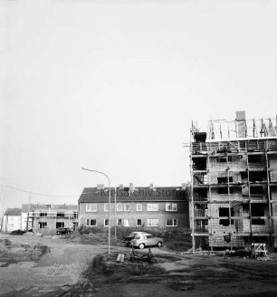 Wohnungsbau: Wohngebiet Kellerberg-Süd: Wohnblocks der Neuen Lübeck-Südholsteinischen Baugenossenschaft: Richtfest: im Hintergrund fertige Häuser und Rohbauten: davor Pkws