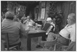 Tuscania. Männer bei Musik und Wein in einer Taverne