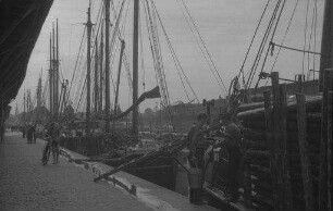 Lübeck: Kai am Zollhafen, Schwedenschiffe mit Holz