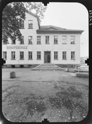 Schmalkalden, Kirchhof 4. Berufsschule (Stadt- und Kreisbibliothek "Heinrich Heine)"). Straßenfront (Teilansicht)