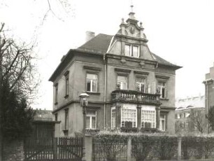 Dresden-Trachau, Platanenstraße 15. Wohnhaus (E. 19. Jh.). Straßenansicht mit Einfriedung