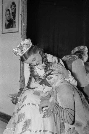 Szenenbilder aus "Aschenbrödel" mit M. Degen, N. Mank, H. Ulrich, E. Aderhold, E. Marian, H. Fröhlich, K. Schmidtchen, Theater am Schiffbauerdamm 11.12.1952