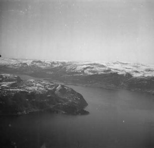 Luftbildaufnahme eines Fjords : dem Meer zugerichtete Seite eines Fjords.
