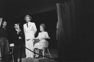 Szenenbilder aus dem Stück"Wir sind noch einmal davongekommen" von Thornton Wilder am Hebbel-Theater in Berlin