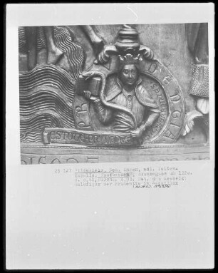 Symbol des Evangelisten Matthäus und Halbfigur des Propheten Jesaias, unten weibl. Halbfigur (Prudentia) in Rundmedaillon