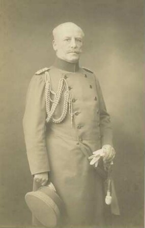 Otto Erhard von Marchtaler, Generaloberst und württ. Kriegsminister, stehend, in Uniform, Mütze in rechter Hand, Brustbild in Halbprofil