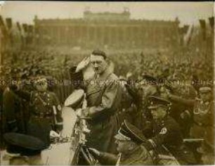 Adolf Hitler mit SA-Leuten im Lustgarten am 3. Jahrestag der Machtergreifung