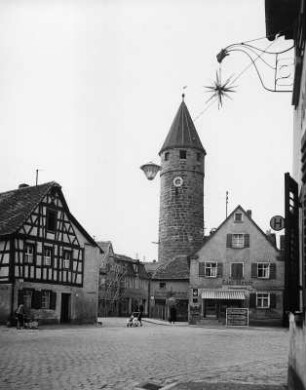 Gunzenhausen (Mittelfranken). Straßenbild mit Färberturm (1301/1315)
