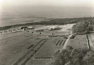 Weimar. Nationale Mahn- und Gedenkstätte Buchenwald auf dem Ettersberg. Blick vom Turm nach Südwesten auf Stelenweg und westliches Ringgrab