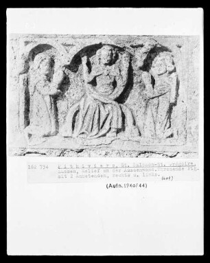 Thronende Figur mit zwei adorierenden Seitenfiguren