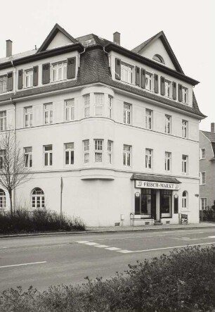 Wohnhaus mit Läden