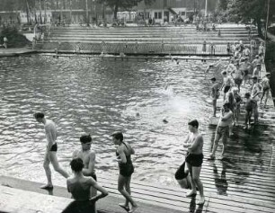 Reinbek (Schleswig-Holstein). Badebetrieb im dortigen Freibad